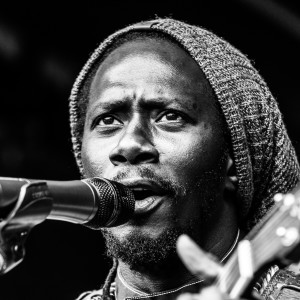 Dengarkan lagu Yaye Fall nyanyian Carlou D dengan lirik