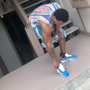 Dengarkan Made a Sale (Explicit) lagu dari Derrick Milano dengan lirik