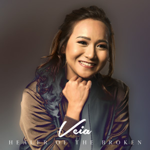 Dengarkan First Love lagu dari Veia dengan lirik