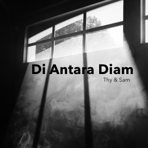 Dengarkan lagu Di Antara Diam nyanyian Thy dengan lirik