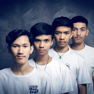 Dengarkan Temani Hati lagu dari Damn Shit Story dengan lirik
