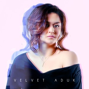 Dengarkan lagu Onuai Oku Timpu nyanyian Velvet Aduk dengan lirik