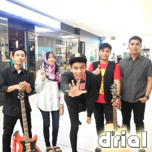 ดาวน์โหลดและฟังเพลง Dengarkanlah พร้อมเนื้อเพลงจาก D'Rial