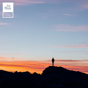 ดาวน์โหลดและฟังเพลง Vibin' Alone พร้อมเนื้อเพลงจาก Lofi Munk Music