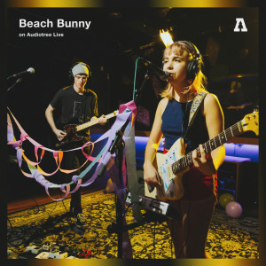 收听Beach Bunny的Prom Queen (Audiotree Live Version)歌词歌曲