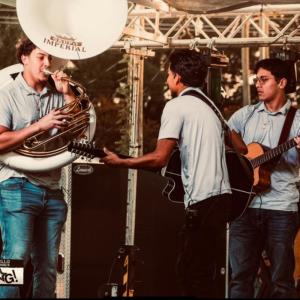 收聽Grupo Imperial的Costal Lleno de Piedras (EN VIVO)歌詞歌曲