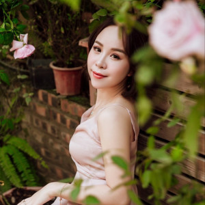 Listen to Sao Trời Em Giấu song with lyrics from Hong Duyen