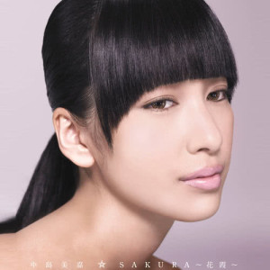 ดาวน์โหลดและฟังเพลง Sakura Hanagasumi (Daishi Dance) พร้อมเนื้อเพลงจาก Mika Nakashima