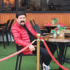 收聽Hozan Reşo的Yaram dana Lawê metê歌詞歌曲