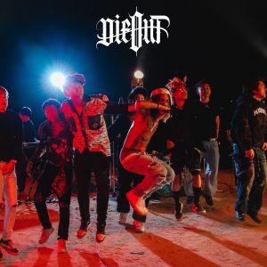 Dengarkan lagu ปีใหม่ปีนี้ (Live) nyanyian SARAN dengan lirik