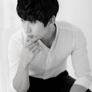 ดาวน์โหลดและฟังเพลง Silent Talk พร้อมเนื้อเพลงจาก Roy Kim