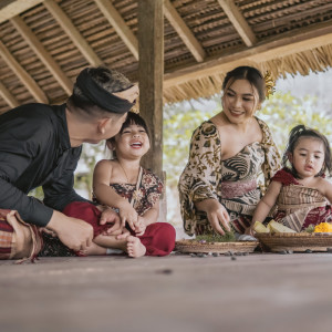 Dengarkan Cening lagu dari Tika Pagraky dengan lirik