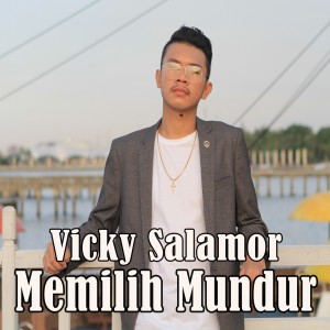 Dengarkan Memilih Mundur (Explicit) lagu dari Vicky Salamor dengan lirik