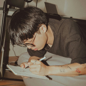 Dengarkan lagu 난 왜 내가 가진 것에 만족을 못해 (Feat. PERC%NT) nyanyian Lushh dengan lirik