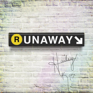 ดาวน์โหลดและฟังเพลง Runaway (其他) พร้อมเนื้อเพลงจาก Hailey Knox