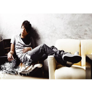 Listen to 遠遠 song with lyrics from Rynn (林宇中)