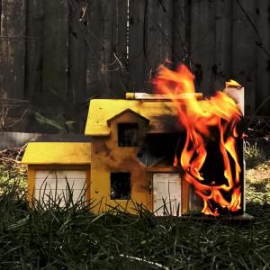 Dengarkan lagu Burning Down the House nyanyian See Spot Run dengan lirik