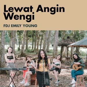 Dengarkan lagu Lewat Angin Wengi nyanyian Fdj Emily Young dengan lirik