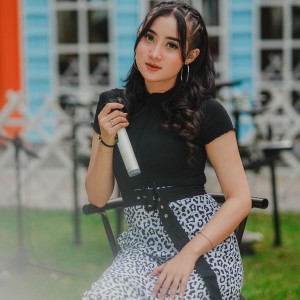 Dengarkan Antara Benci Dan Rindu lagu dari Yeni Inka dengan lirik