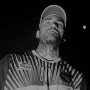 ดาวน์โหลดและฟังเพลง En El Piso พร้อมเนื้อเพลงจาก Flaco Vazquez