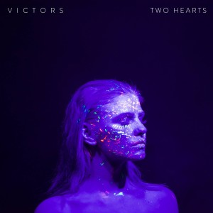 ดาวน์โหลดและฟังเพลง Two Hearts พร้อมเนื้อเพลงจาก Victors