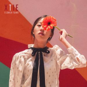 收聽XTIE的Flower Town歌詞歌曲