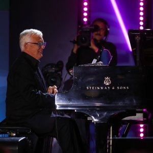 ดาวน์โหลดและฟังเพลง Odesa พร้อมเนื้อเพลงจาก Raimonds Pauls