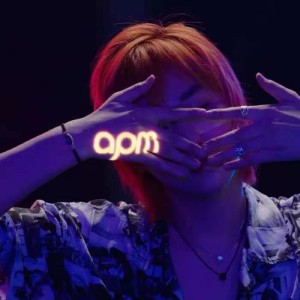Dengarkan lagu 晚风 nyanyian 廖庆林 dengan lirik