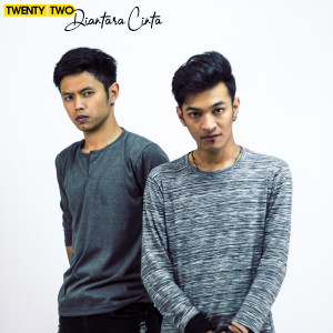 Dengarkan Diantara Cinta lagu dari Twenty Two dengan lirik