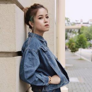 Dengarkan lagu Koe Tine Yay Phoosar nyanyian Ywal Ywal dengan lirik