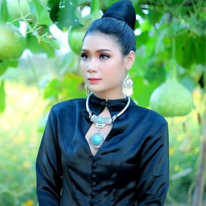 Dengarkan lagu ສາວຊຽງຂວາງທັງງາມທັງເກັ່ງ (สาวเชียงขวงทังงามทังเกั่ง) nyanyian Pouky Ngernlarn dengan lirik