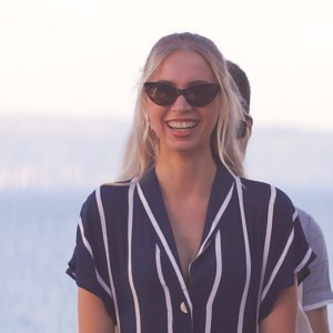 Dengarkan lagu Sretan dan nyanyian Nera dengan lirik