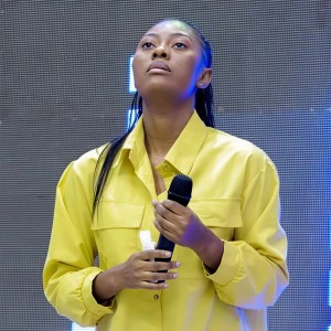Listen to Il Est Vivant (Ao Vivo) song with lyrics from Faveur Mukoko