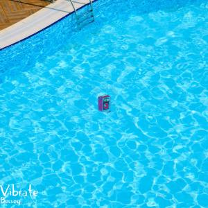 Dengarkan lagu Vibrate nyanyian Bessey dengan lirik