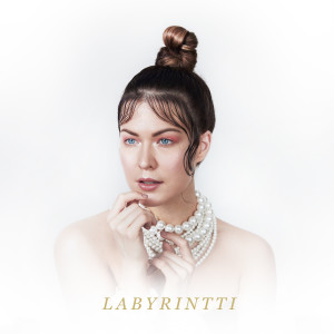 ดาวน์โหลดและฟังเพลง Labyrintti พร้อมเนื้อเพลงจาก Jenni Vartiainen