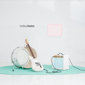 ดาวน์โหลดและฟังเพลง Swim พร้อมเนื้อเพลงจาก Valley