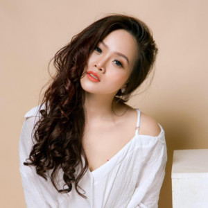 收聽Lê Yến Vy的Bốn Chữ Lắm歌詞歌曲