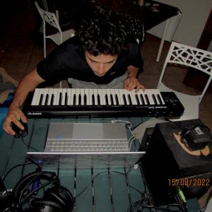 ดาวน์โหลดและฟังเพลง In the cave พร้อมเนื้อเพลงจาก Guido