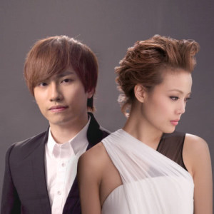 Dengarkan Shuang Zi Qing Ge (合唱版) lagu dari Adason Lo dengan lirik