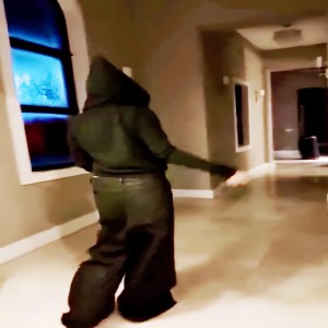 Dengarkan lagu Broken nyanyian HXRTT dengan lirik