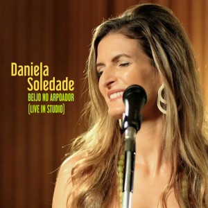 收聽Daniela Soledade的Beijo No Aropoador歌詞歌曲