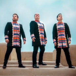 ดาวน์โหลดและฟังเพลง Otro Dia Mas Sin Verte พร้อมเนื้อเพลงจาก Antay Tenores