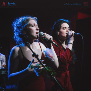 收听Overcoats的Walk On (Audiotree Live Version)歌词歌曲