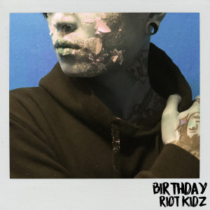 ดาวน์โหลดและฟังเพลง BIRTHDAY พร้อมเนื้อเพลงจาก 라이엇 키즈