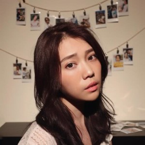 ดาวน์โหลดและฟังเพลง 思念成刺 พร้อมเนื้อเพลงจาก Kelly 家蓁