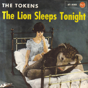 Dengarkan lagu The Lion Sleeps Tonight nyanyian The Tokens dengan lirik
