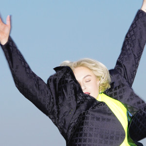 ดาวน์โหลดและฟังเพลง 32 Floors พร้อมเนื้อเพลงจาก Lapsley