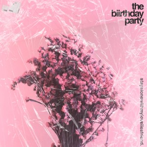 Dengarkan lagu แค่แอบกังวลคนที่เธอกล่าวถึงอยู่บ่อยๆ nyanyian The Biirthday Party dengan lirik