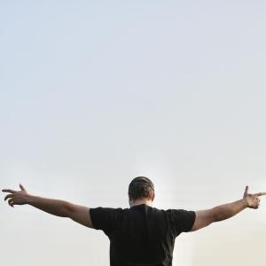 ดาวน์โหลดและฟังเพลง For His Name พร้อมเนื้อเพลงจาก Tyler Rootz