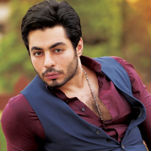 Dengarkan lagu ايامي معاك nyanyian اكرم فؤاد dengan lirik
